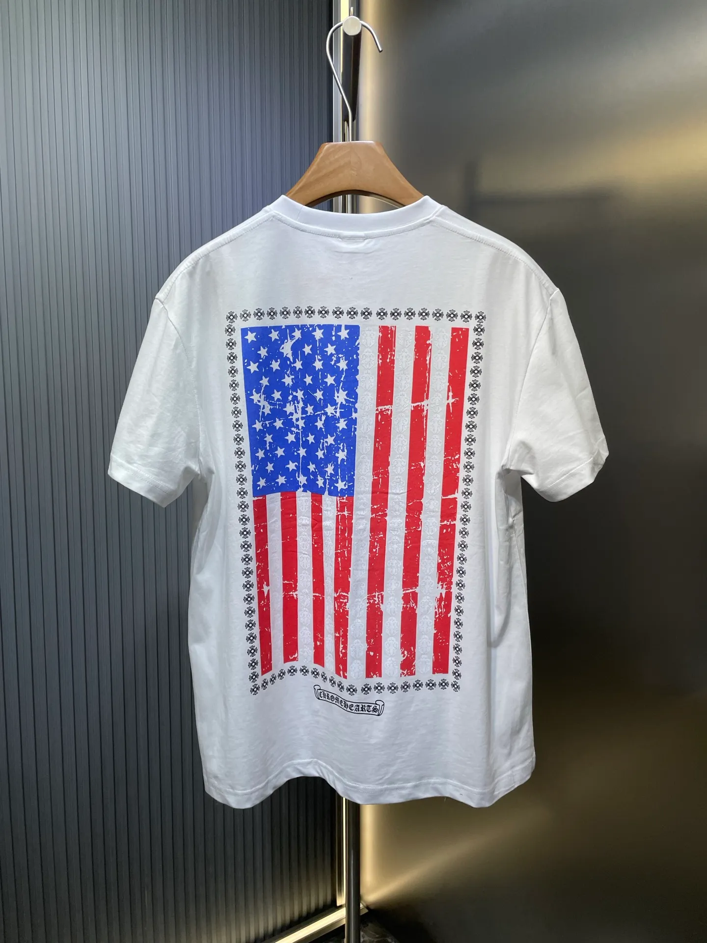 🅿️290 come hearts 🌟【Top replica】Flag scroll tee short sleeves (open version-physical counter-top luxury quality)🆚Second sale of all versions on the market. The fabric is made of 26 weave 200 grams of cotton. The printing uses a variety of printing techniques. Customized accessories. Size: s m l